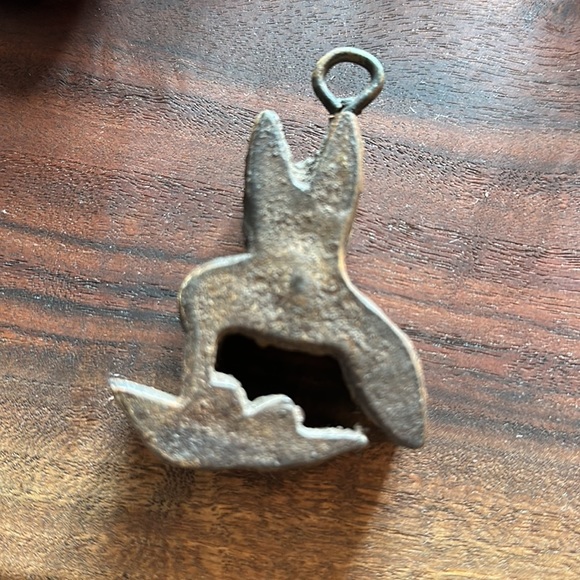 6 antiques. Child shoe molds, calligraphy pen holder, thread spools & a weight - Picture 7 of 11